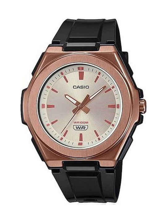 Γυναικείο ρολόι Casio με μηχανισμό μπαταρίας (quartz). Το λουράκι του είναι σε μαύρο χρώμα από καουτσούκ ενώ η κάσα του είναι σε ροζ χρυσό από ανοξείδωτο ατσάλι. Casio lwa 300hrg 5evef rose gold