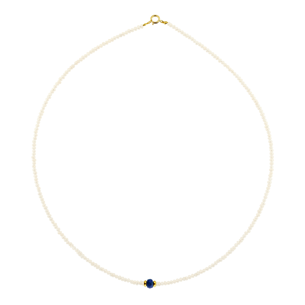 Κολιέ με μικρά μαργαριτάρια γλυκού νερού (fresh water pearl) διαμέτρου 2-3 χιλιοστών. Στο κέντρο του έχει ένα φασεταρισμένο ζαφείρι με διάμετρο 3,5-4 χιλιοστά που βρίσκεται ανάμεσα σε δύο στρογγυλά στοιχεία από χρυσό 14 καρατίων. Kolie margaritaria zafeiri gold K14
