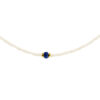 Κολιέ με μικρά μαργαριτάρια γλυκού νερού (fresh water pearl) διαμέτρου 2-3 χιλιοστών. Στο κέντρο του έχει ένα φασεταρισμένο ζαφείρι με διάμετρο 3,5-4 χιλιοστά που βρίσκεται ανάμεσα σε δύο στρογγυλά στοιχεία από χρυσό 14 καρατίων. Kolie margaritaria zafeiri gold K14 1
